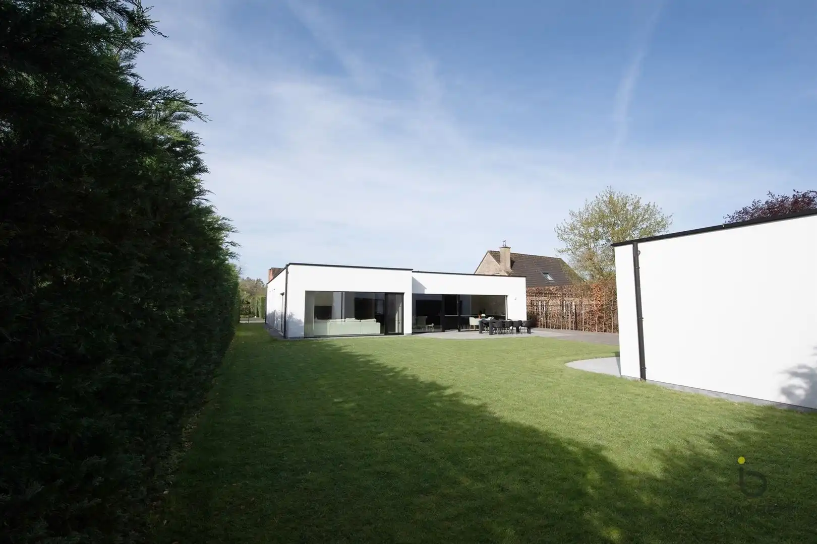 Knappe GELIJKVLOERSE villa + bijgebouw te Halle! foto 3
