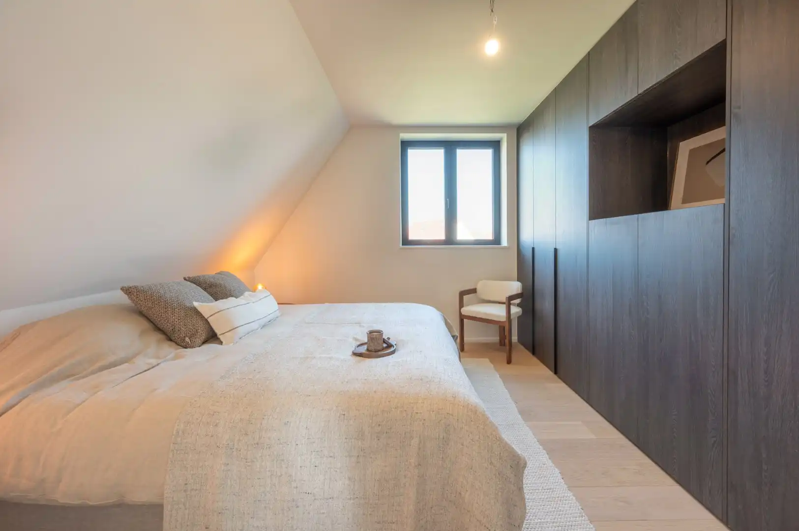 Lichtrijke nieuwbouwvilla met aangename volumes en zonnige tuin foto 14