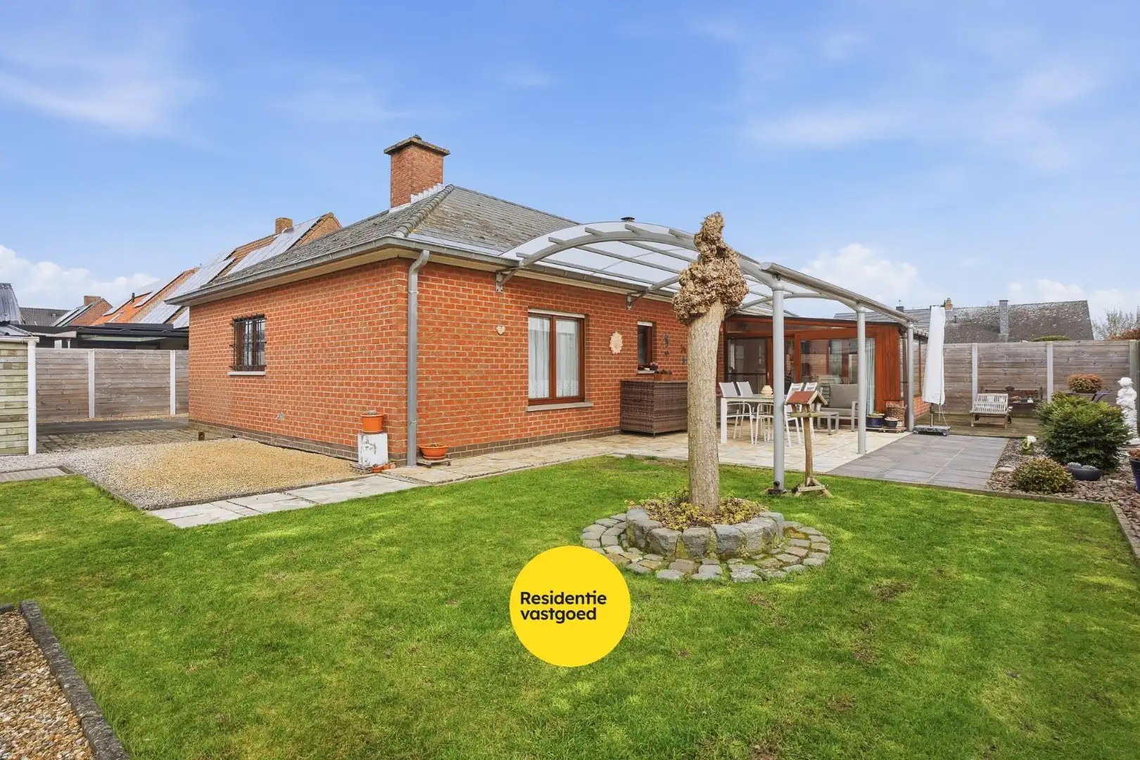 Alleenstaande bungalow met garage en tuin  op 684 m² foto 3
