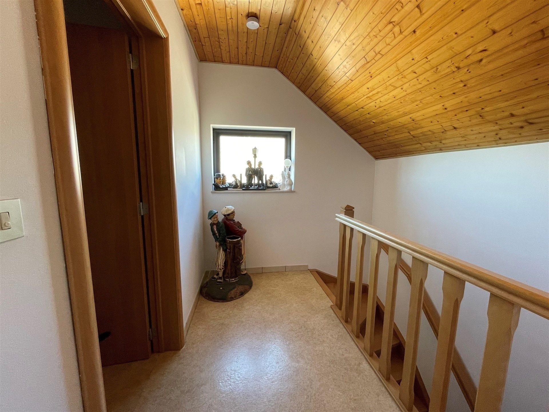 Gunstig gelegen 2 slaapkamer duplex appartement met garage.  foto 15