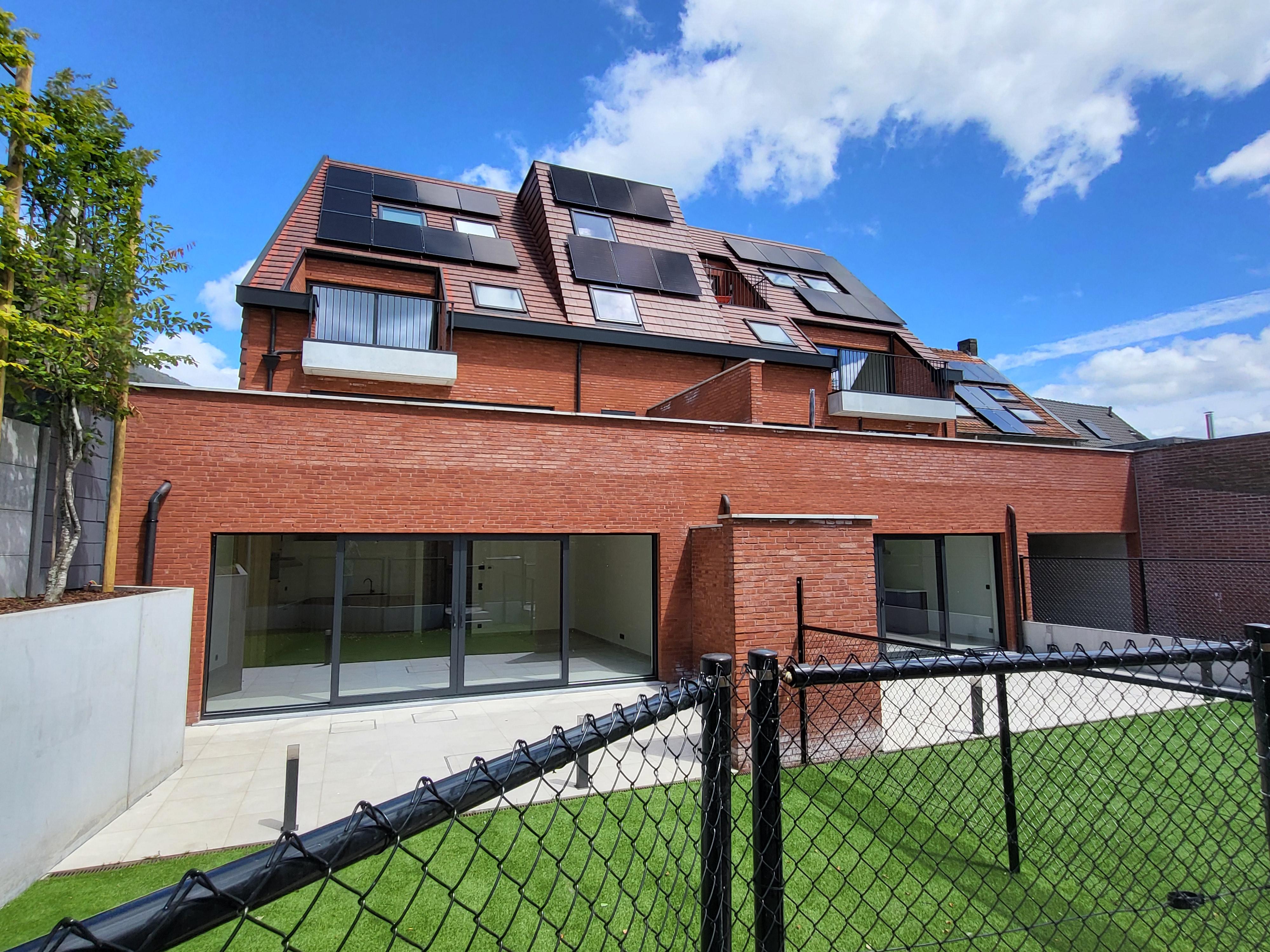 Prachtig nieuwbouwappartement gelegen op de 2de verdieping met terras, carport en berging.  foto 1