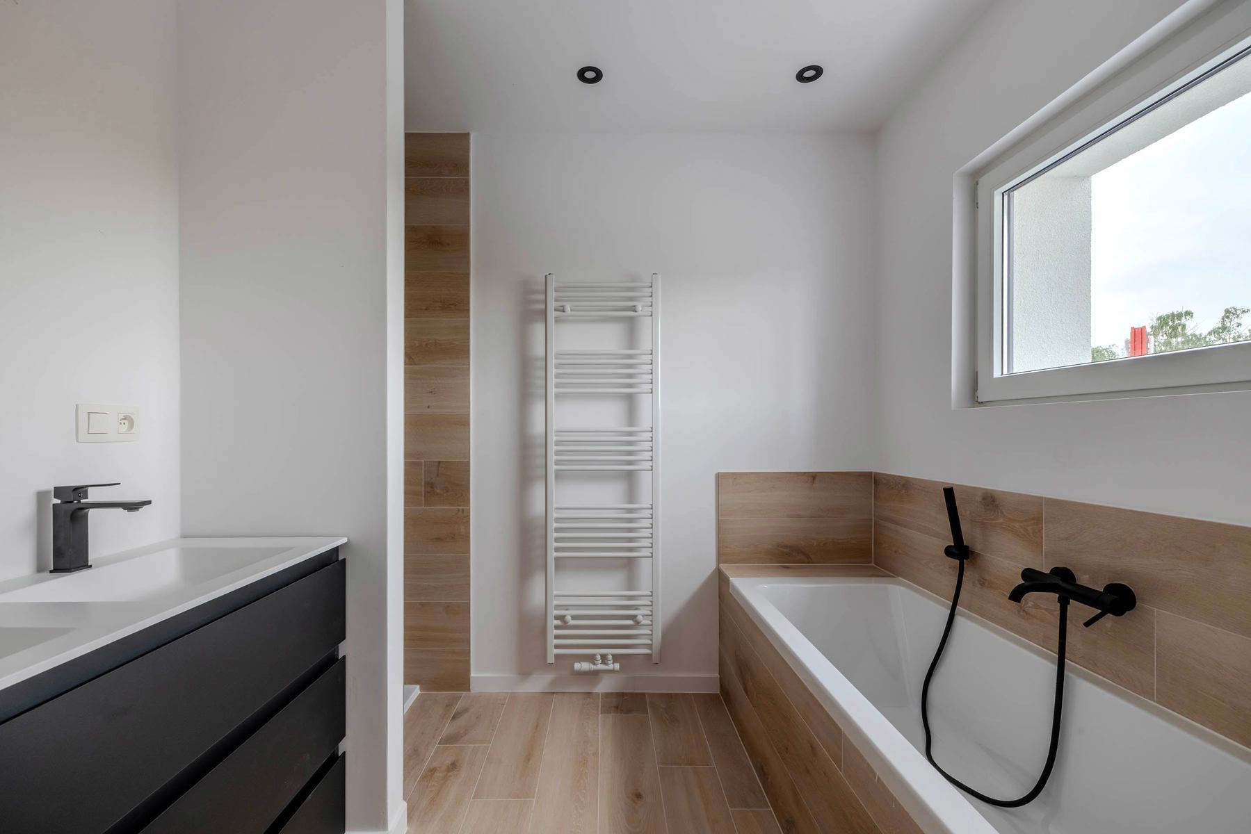 Gerenoveerde woning met 3 slpk, tuin en parking foto 14
