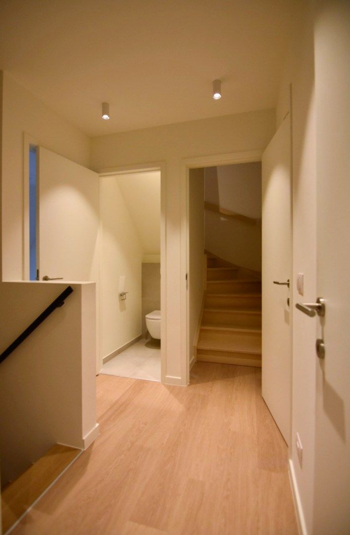 Prachtig afgewerkte nieuwbouw woning in leuke woonwijk foto 20