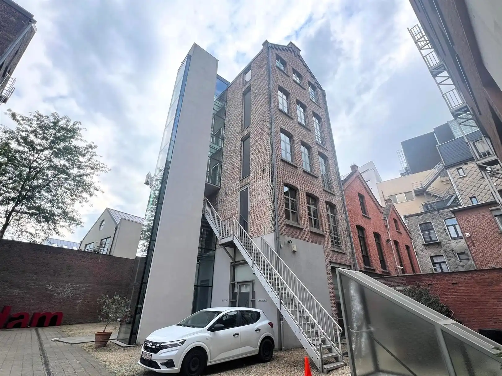 Loftkantoren in gerenoveerd pakhuis aan het Eilandje foto {{pictureIndex}}