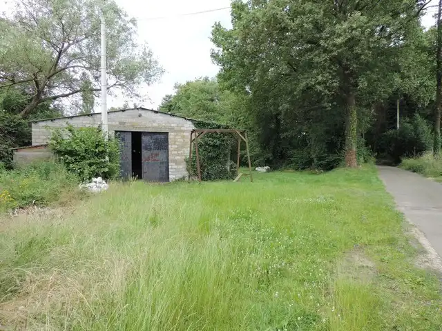 Perceel grond met loods foto 6
