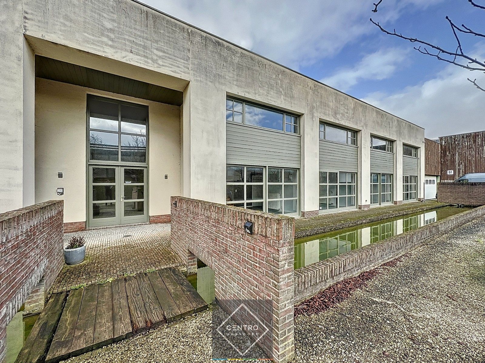 Instapklaar BEDRIJFSGEBOUW bestaande uit een geïsoleerd MAGAZIJN (± 2.935m²) met KANTOORGEBOUW (± 305m²). Ruim verhard buitenterrein én 2 rolbruggen. Op industriezone te Houthulst. foto 25