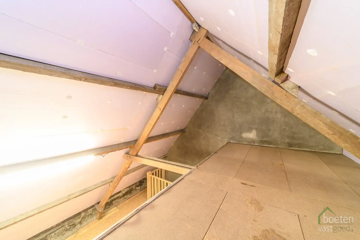 ALVERINGEM: Landhuis met conformiteitsattest, 2 (mog. 3) slaapkamers, interessant bijgebouw en dubbele garage met tuin op 795m² grondopp. foto 9