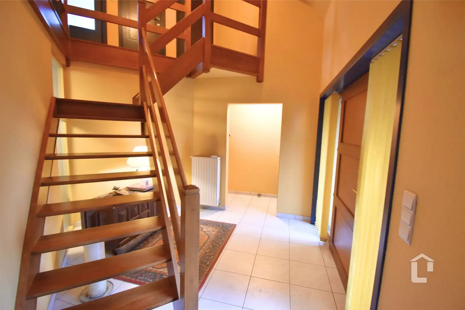 Ruime, unieke villa met bureaus in woonwijk foto 2