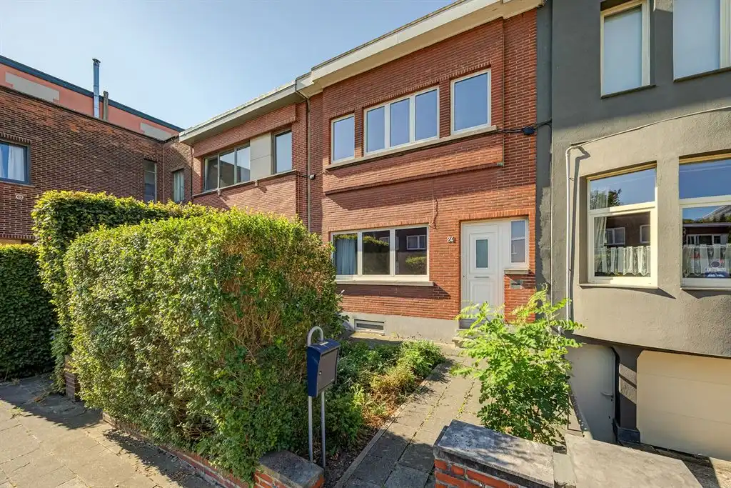 Op te frissen gezinswoning met tuin in Groenenhoek foto {{pictureIndex}}