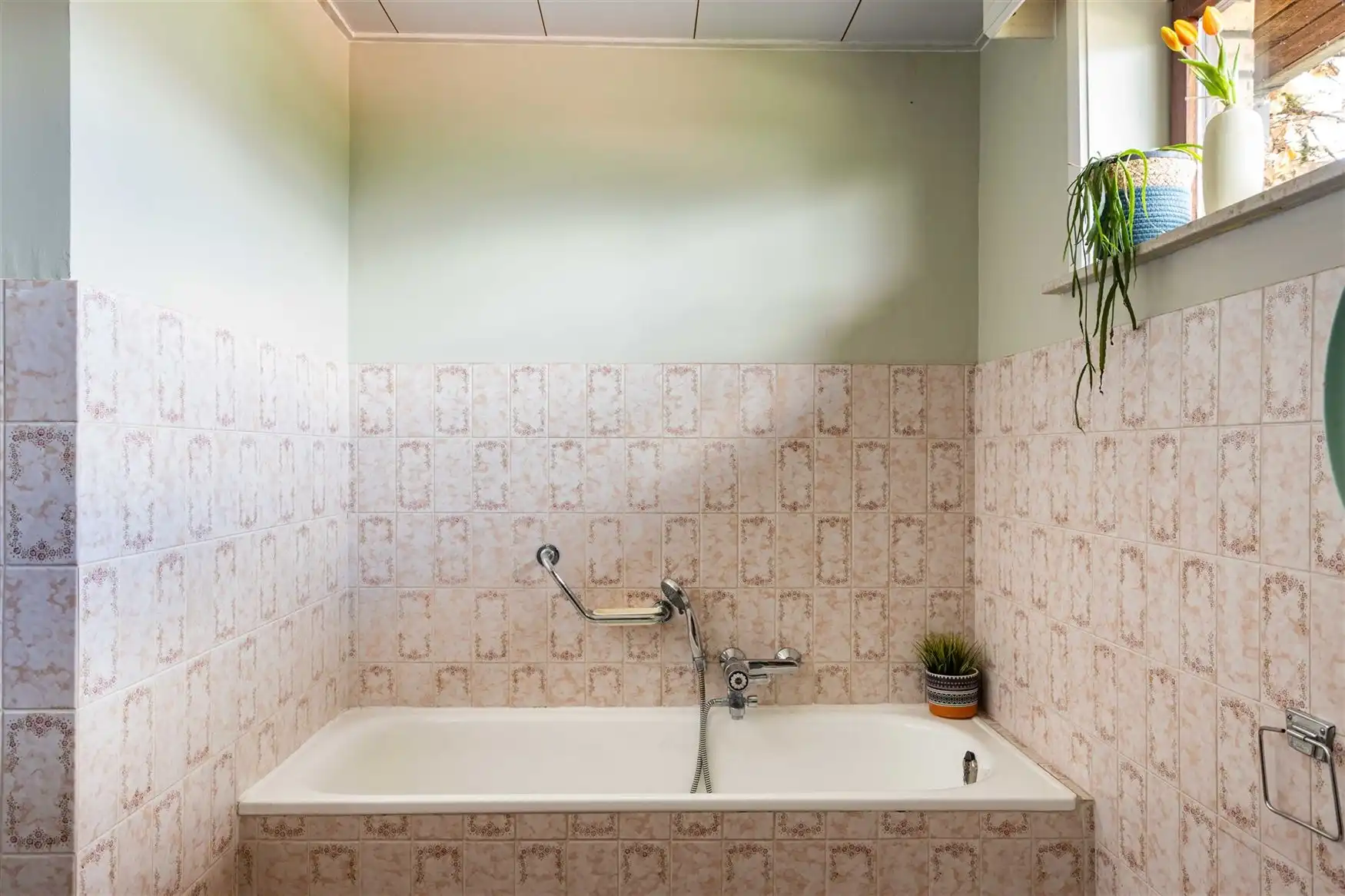 Retro-architecturale villa omringd door groen en privacy foto 9