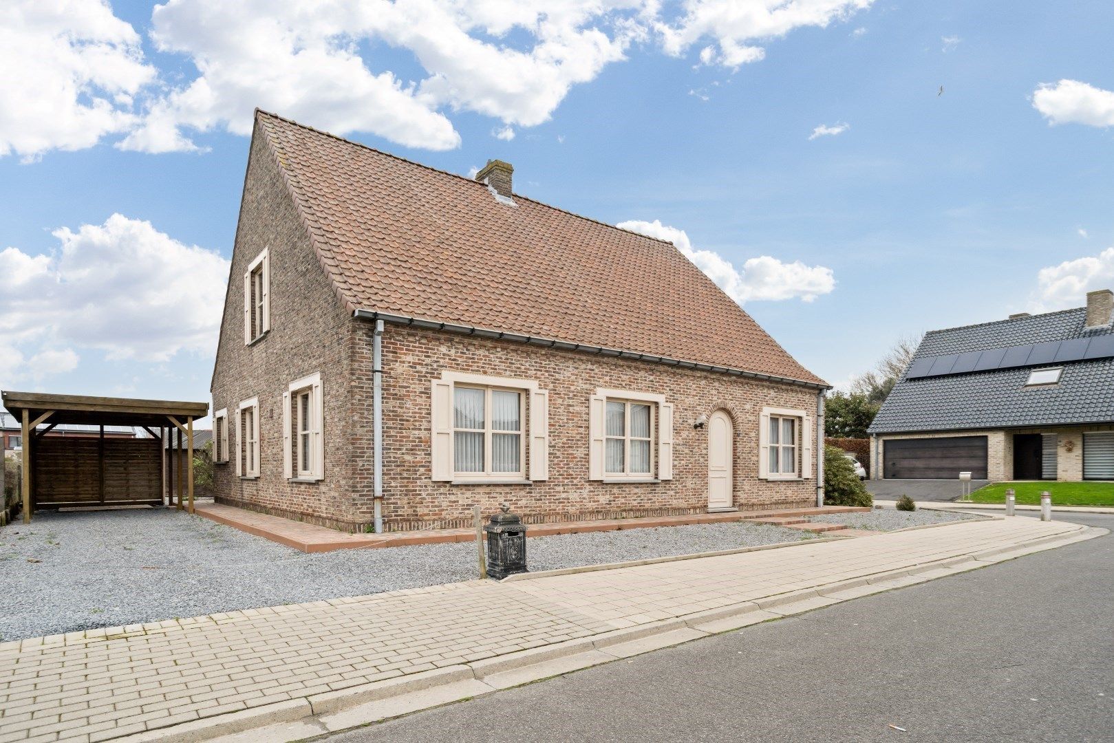 Residentieel gelegen, vrijstaande woning op ruim perceel van 714m² foto 2