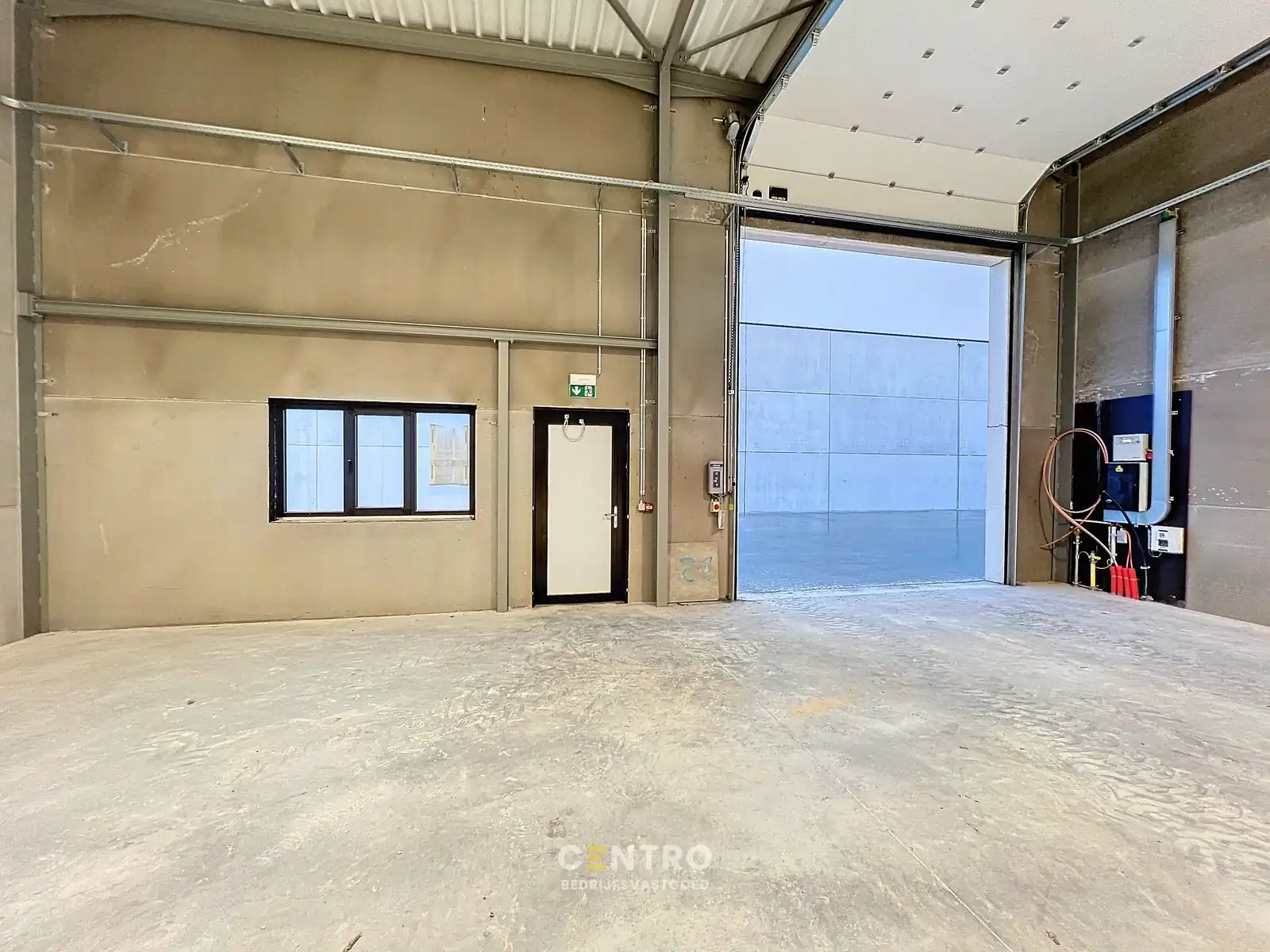 Kwalitatief en goed geïsoleerd NB MAGAZIJN (260m²), voorzien van elektrische sectionaalpoort, deur, raam (voor kantoor) en 2 private parkeerplaatsen op industriezone te Waregem. foto 6