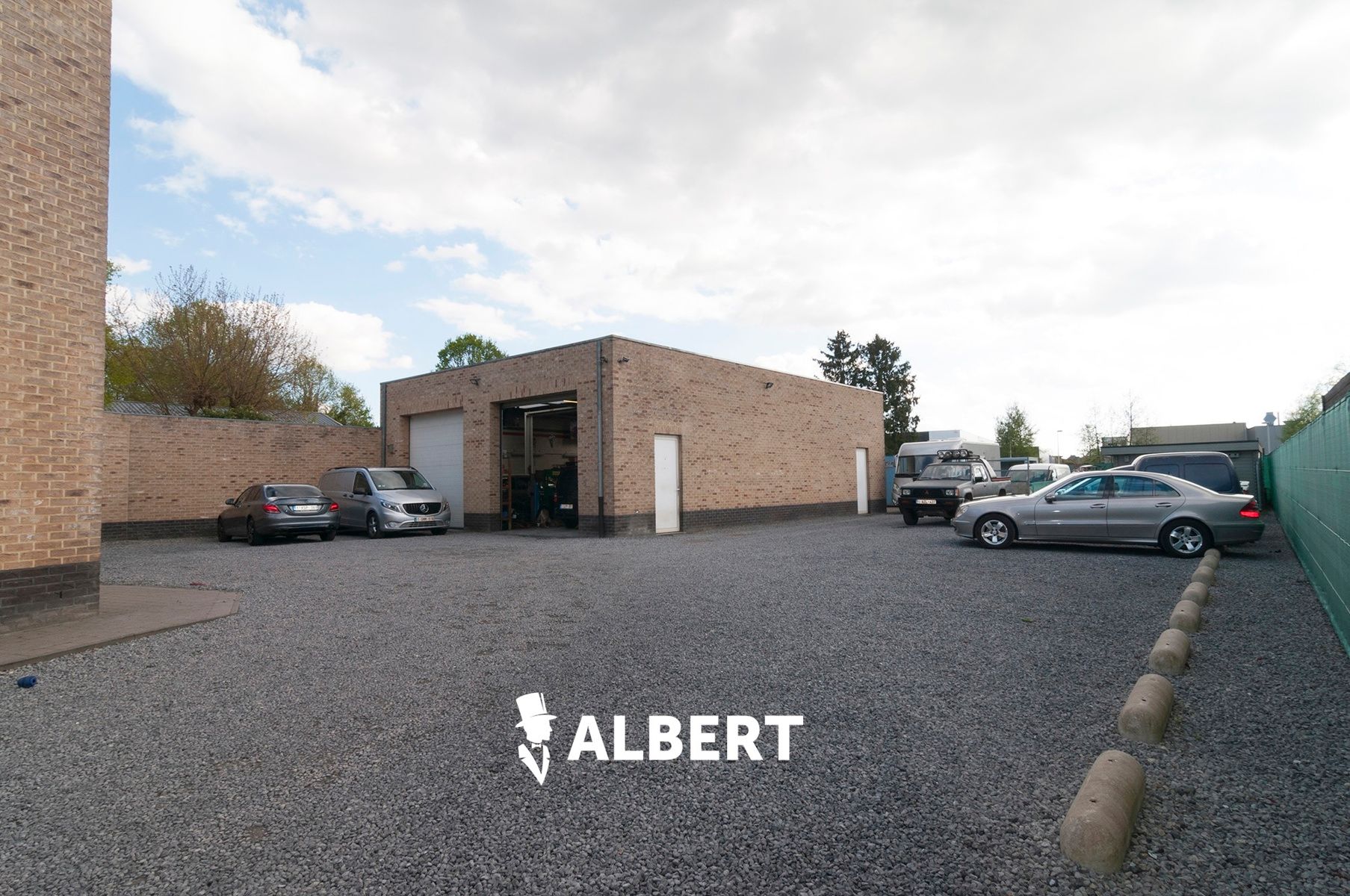 Instapklare woning met grote tuin en garage/magazijnruimte foto 29