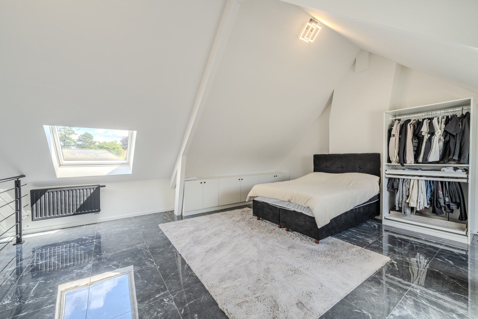 Ruime gerenoveerde woning foto 16