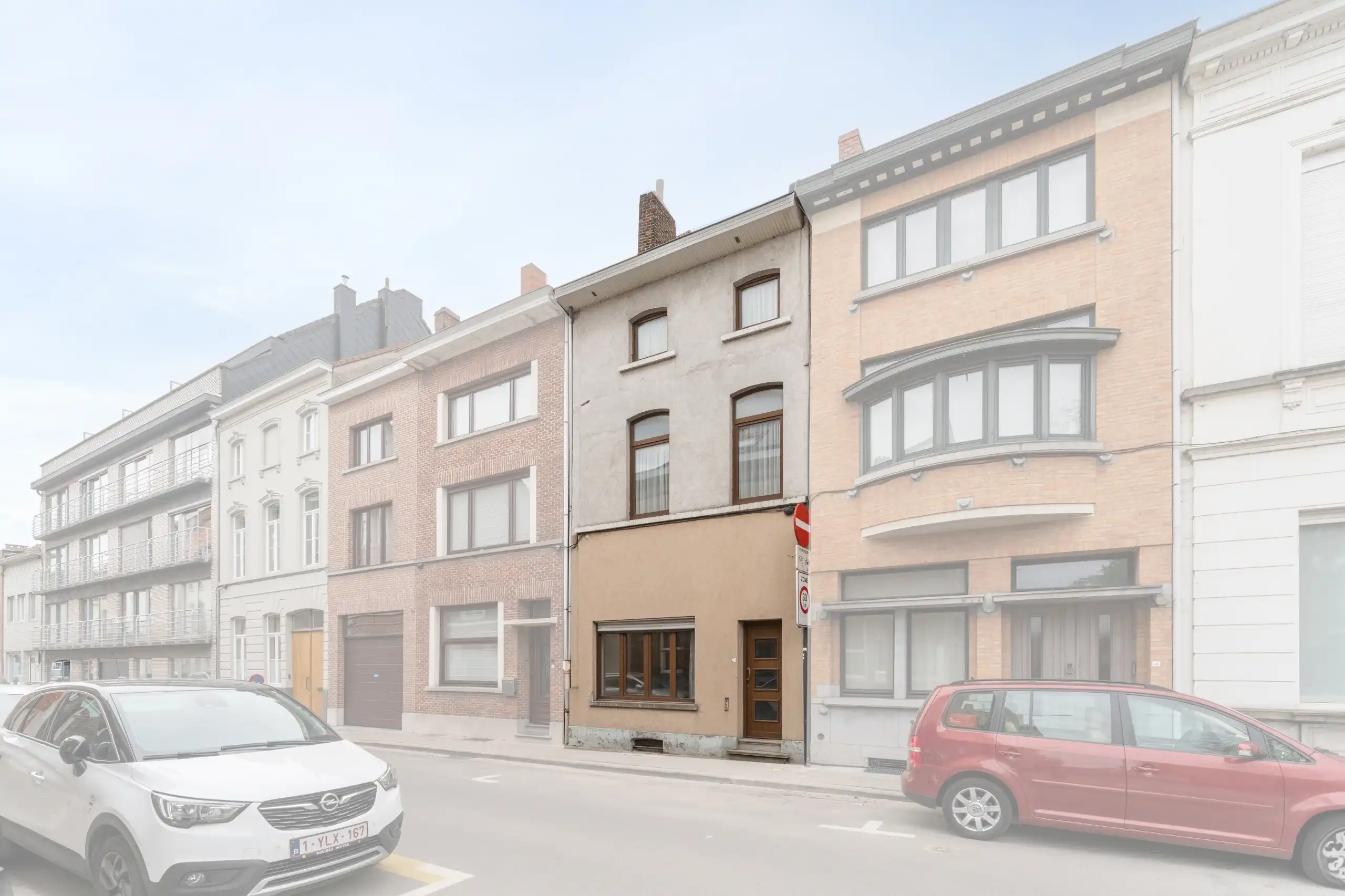 Hoofdfoto van de publicatie: Zeer ruime te renoveren woning in centrum met 5 slpks. & tuin