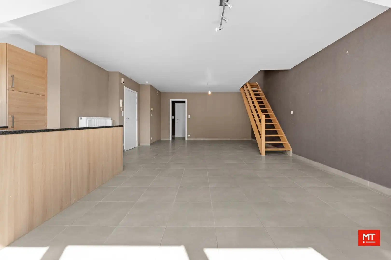 Ruim appartement (109 m²) met 2 slaapkamers en garage te koop in de dorpskern van Beselare foto 4