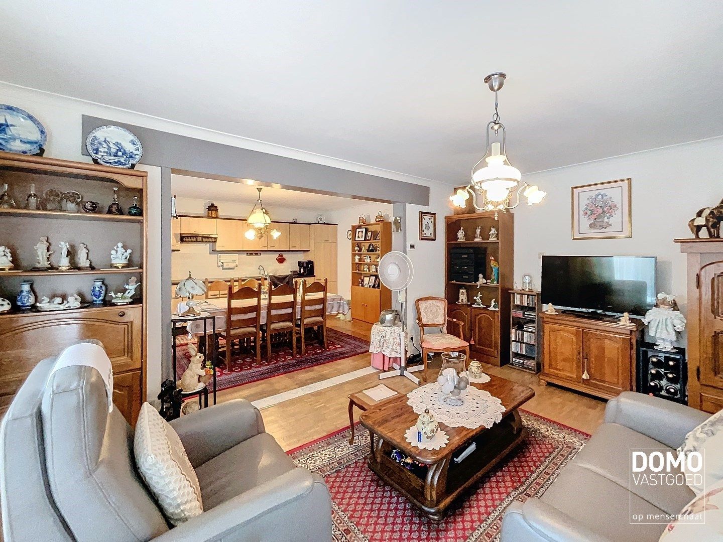 Commercieel gelegen handelspand met inclusief bovenliggend appartement te Kermt. foto 5