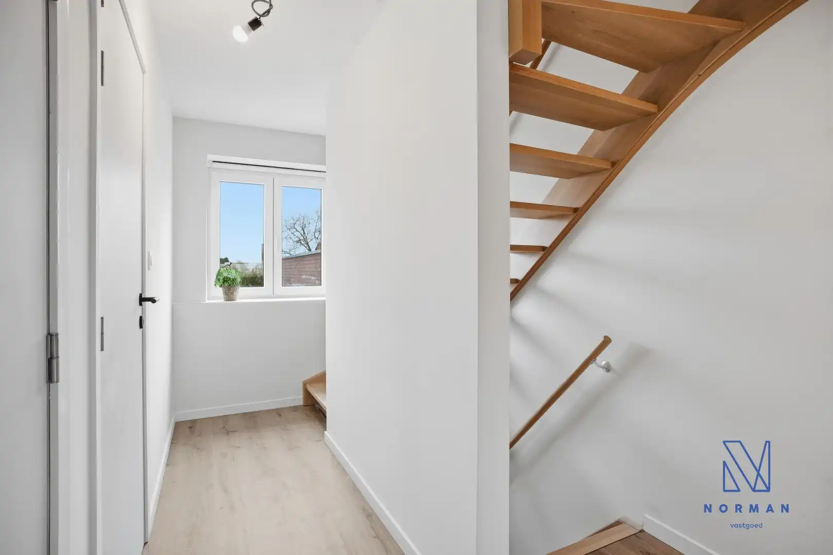 Instapklare, volledig gerenoveerde woning te koop met EPC A, uitgerust met zonnepanelen, drie slaapkamers en een aangelegde tuin. foto 24