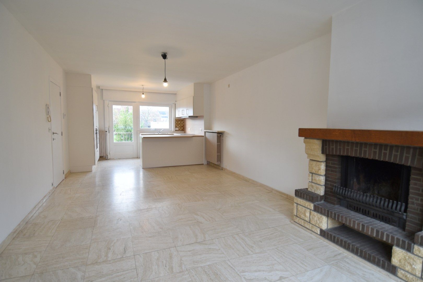 Ruime bel-etage woning met tuin, garage en 3 slaapkamers in Bissegem foto 2