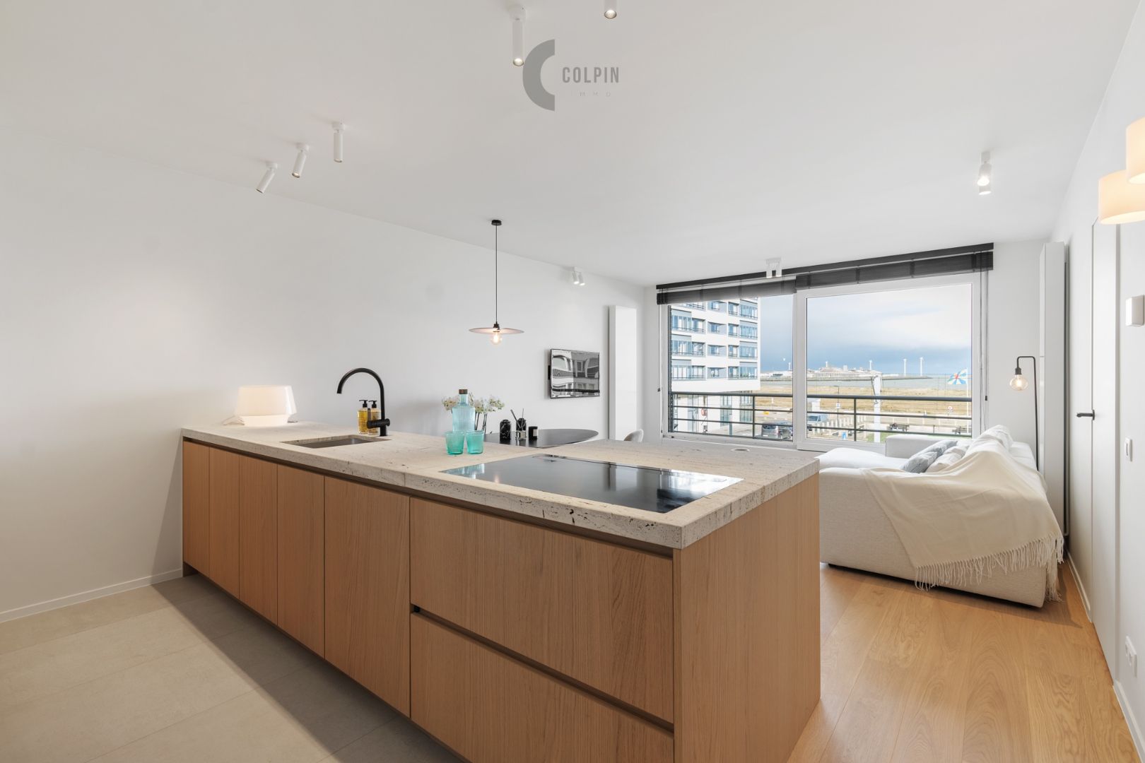 Stijlvol gerenoveerd 3slk- appartement met frontaal zeezicht foto 2