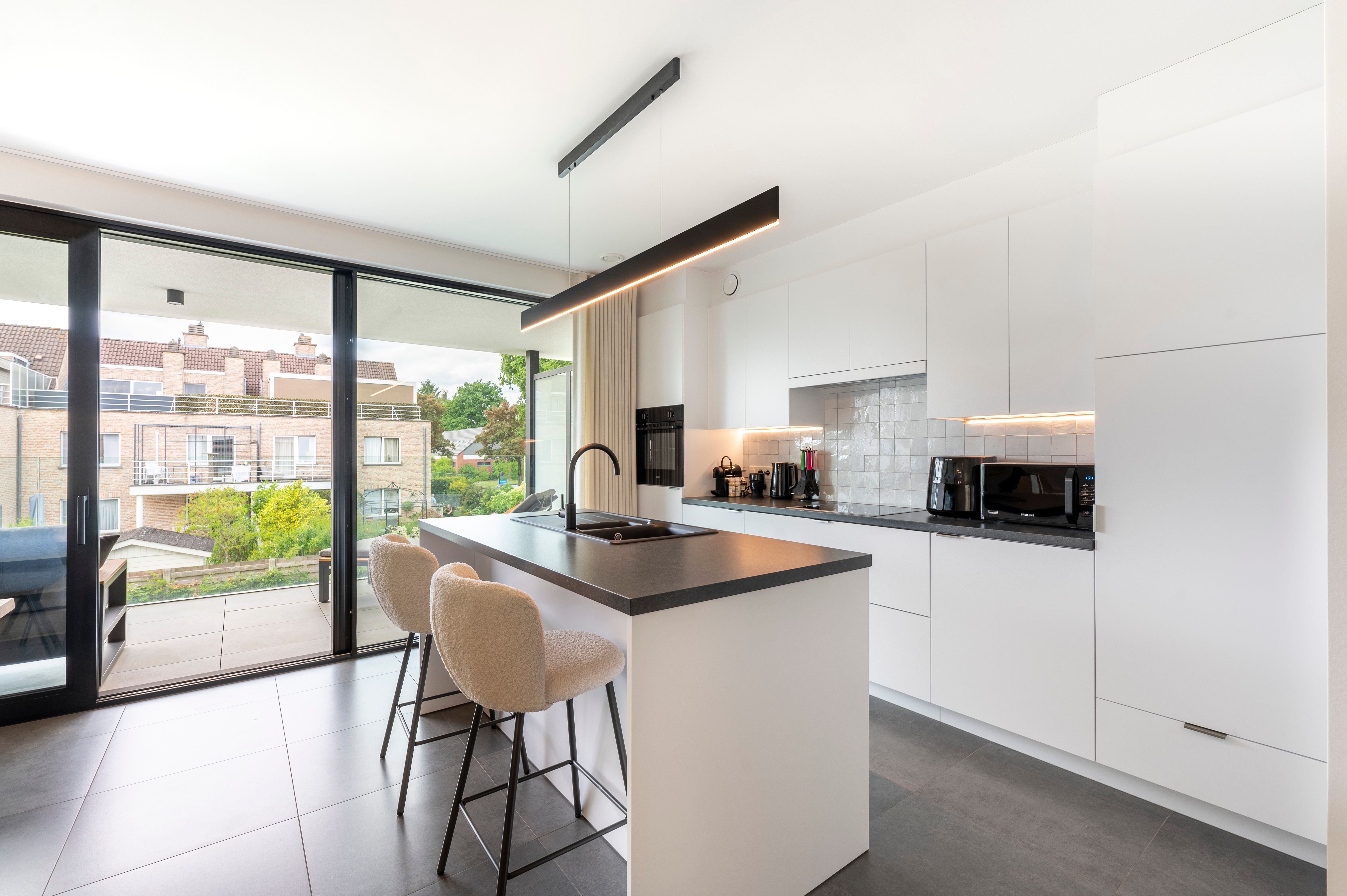 Instapklaar nieuwbouwappartement met 2 staanplaatsen en kelderberging in Brecht! foto 3