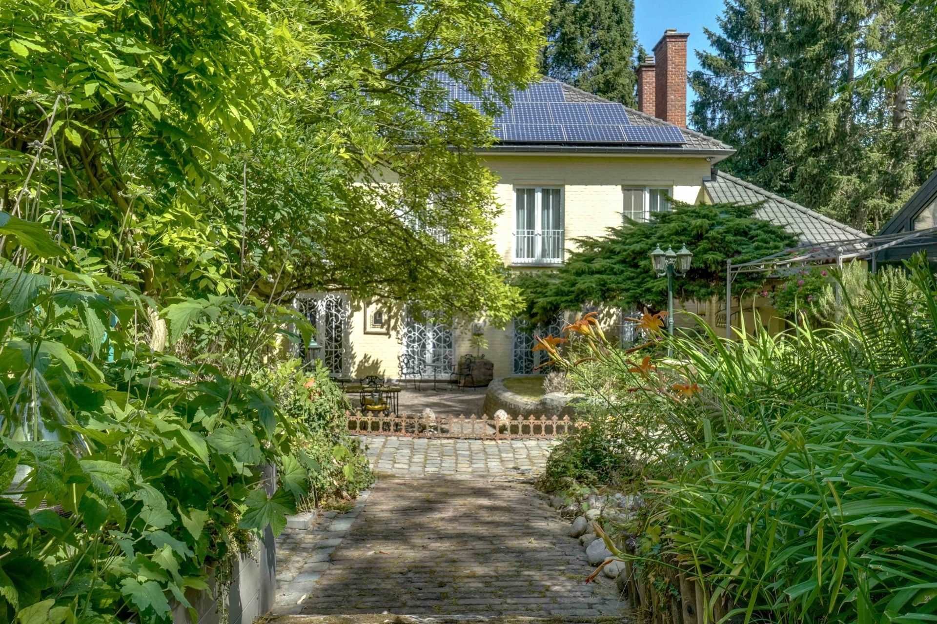 EXCLUSIEVE VILLA + BOUWGROND IN DOODLOPENDE STRAAT foto 3