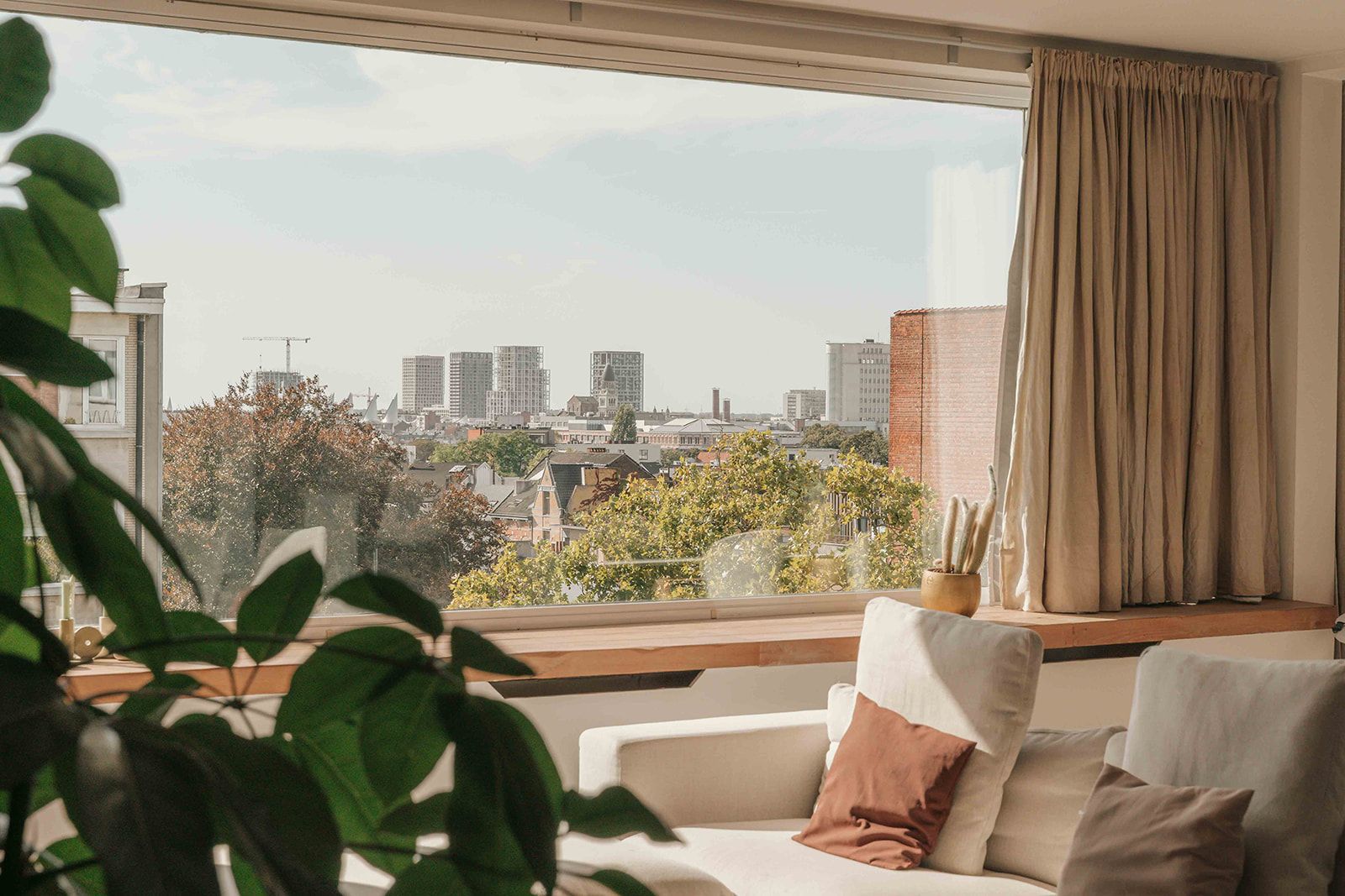 Licht overgoten, tijdloze penthouse met wijds uitzicht over de Harmoniewijk (tot aan Nieuw Zuid) foto {{pictureIndex}}