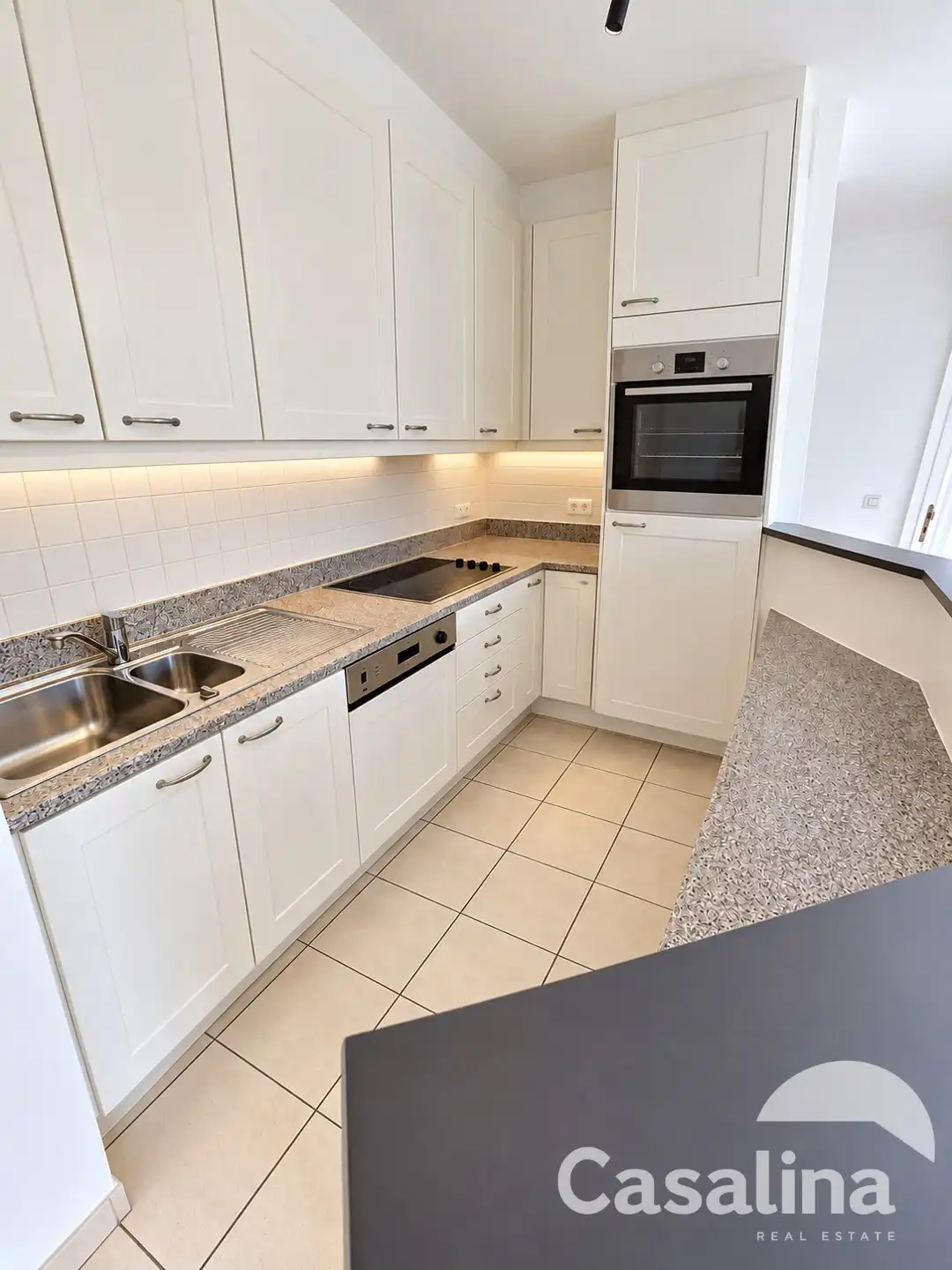 Aan de grens van WOLUWE, 2 slaapkamer appartement met terras foto 4