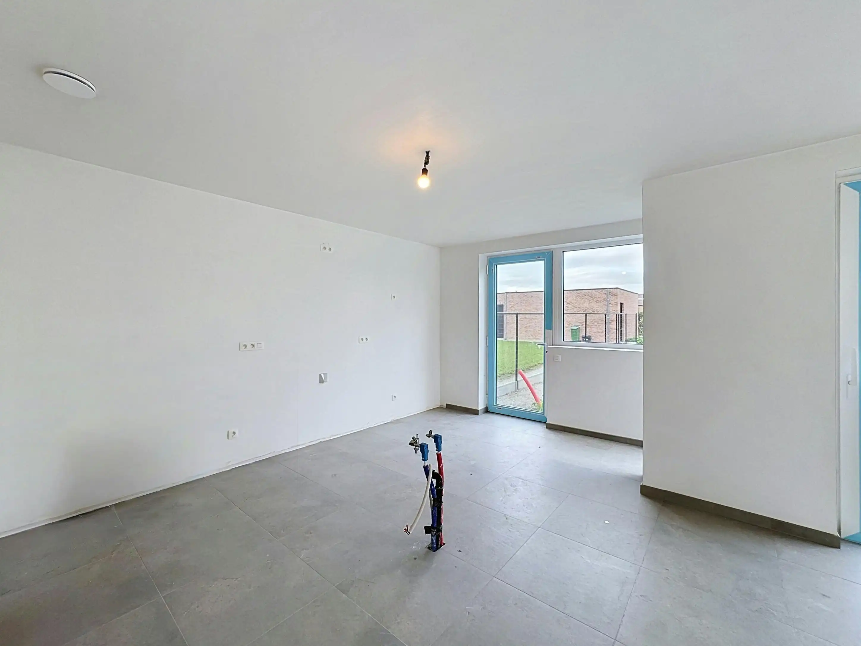 Halfopen huis te koop in Ieper met 3 kamers en dubbele garage foto 5