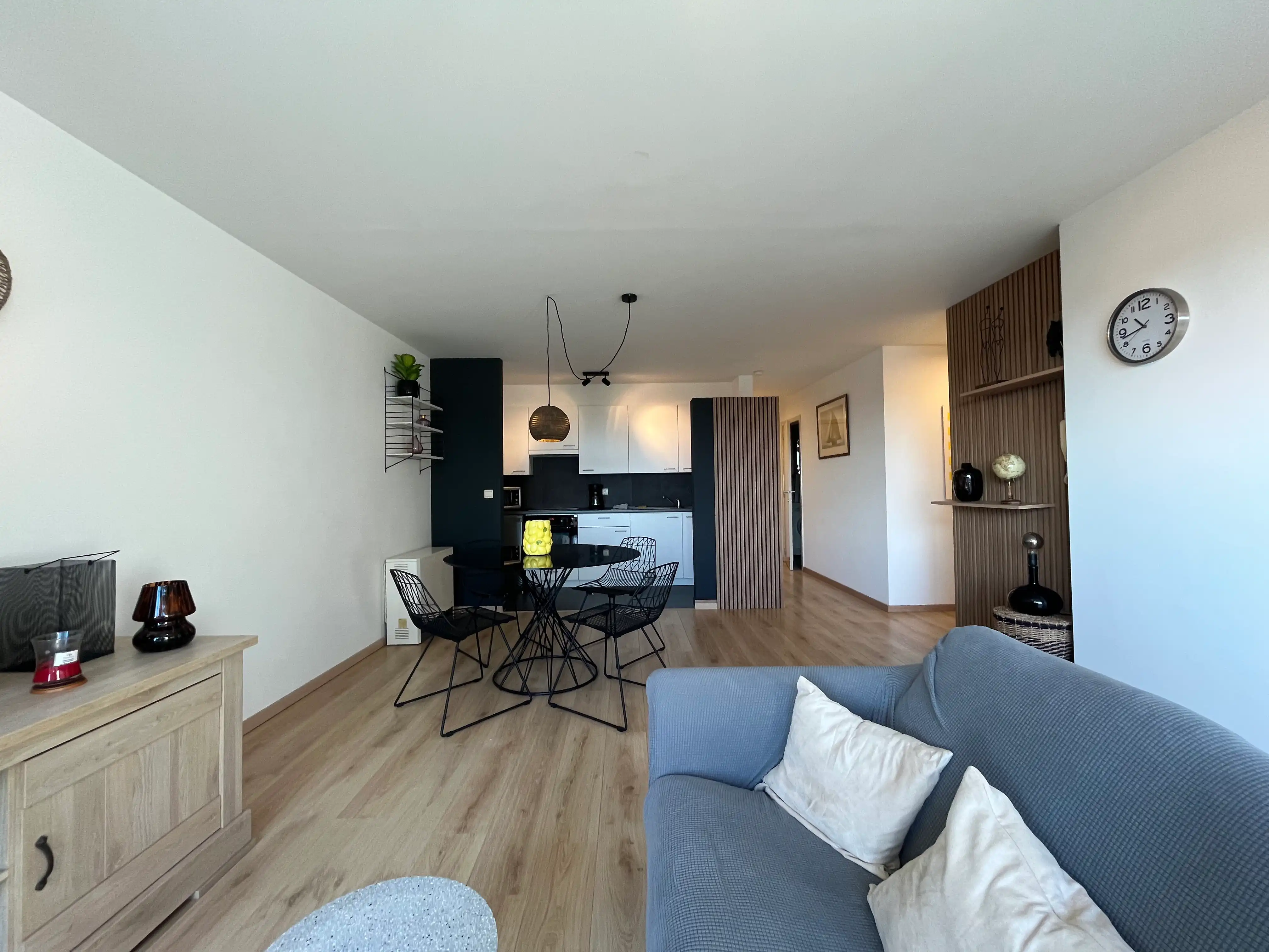 Gemeubeld appartement met terras en 1 slaapkamer in de Tijdokstraat foto 2