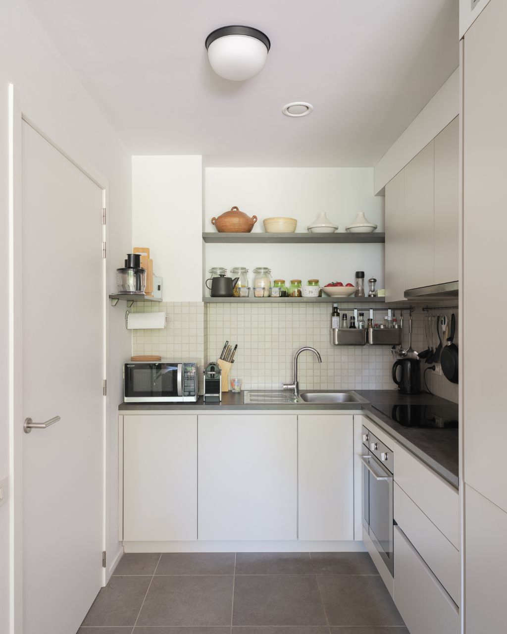Hedendaags gelijkvloers appartement met één slaapkamer en stadstuin, gelegen in de voormalige brandweerkazerne en de vroegere kunstacademie, midden in het historisch hart van Gent. foto 6