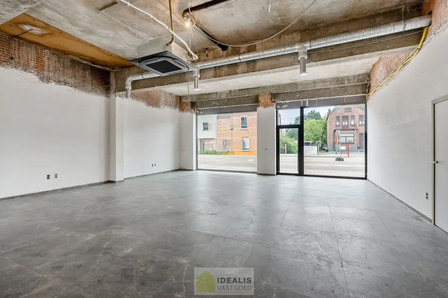 IDEALIS VASTGOED - HANDELSRUIMTE MET TAL VAN MOGELIJKHEDEN OP EEN TOPLOCATIE NABIJ HET CENTRUM VAN HEPPEN (LEOPOLDSBURG)! Dit handelspand van +- 90m² is gelegen langs de Diestersteenweg waardoor het een toplocatie is om handel te drijven met parkeergelegenheid achter het pand. Gemakkelijk te bereiken te voet, per auto én openbaar vervoer en gelegen op een absolute zichtlocatie langs een drukke doorgansweg en nog volledig naar eigen smaak af te werken en in te richten! foto 6