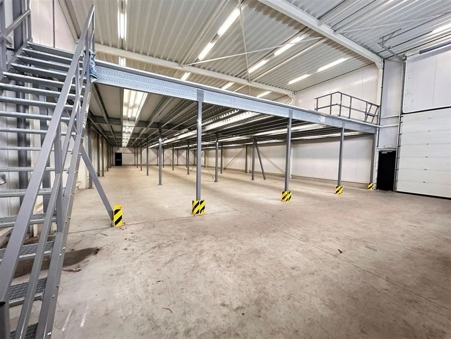 TE HUUR GENK - Hal met verdieping 900m² (+BUITENTERREIN) foto 5