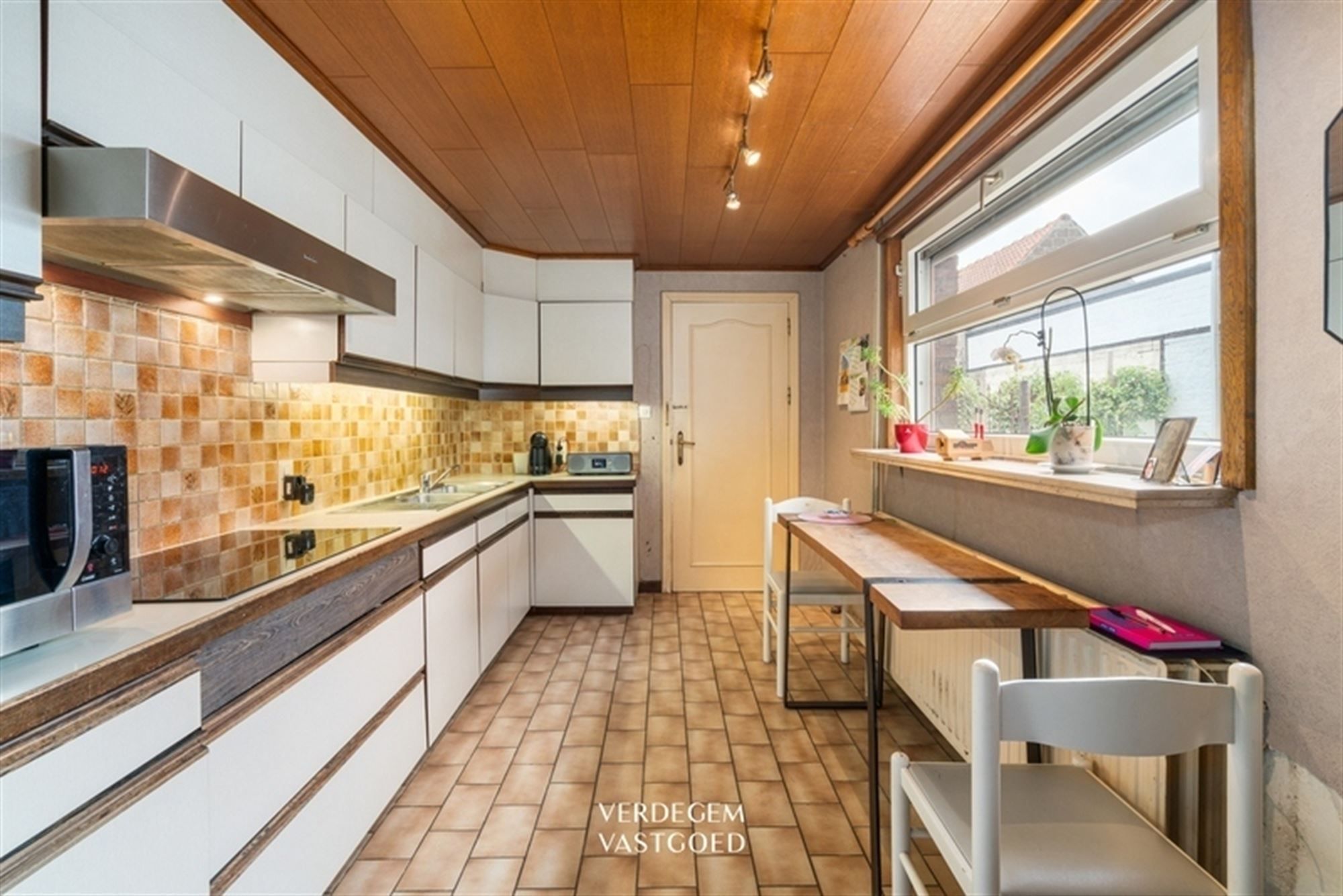 Halfopen woning met 3 slaapkamers, garage en perceel van 660m² foto 5