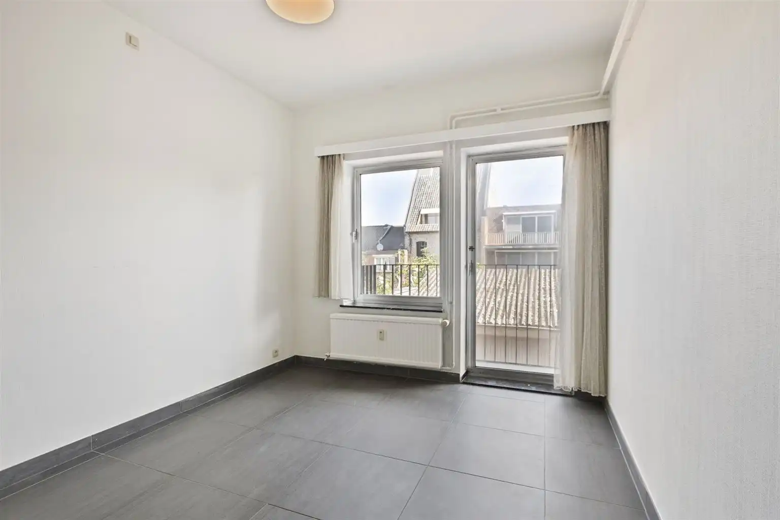 Instapklaar, gerenoveerd appartement met 3 slaapkamers, 2 terrassen en ruime garagebox gelegen op een toplocatie in het centrum van Maaseik, nabij de markt & met zicht op het Kerkplein. foto 9