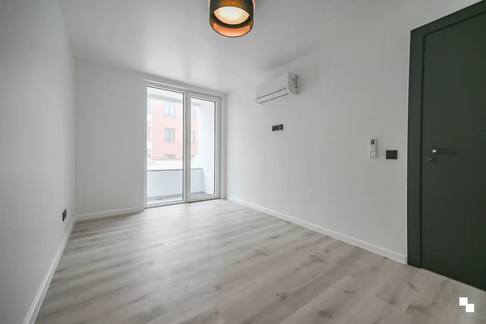 Gerenoveerd appartement met twee slaapkamers & airco in centrum Izegem foto 16
