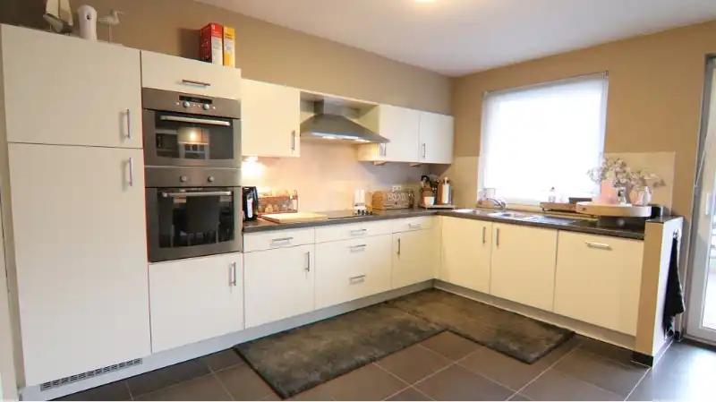 Ruim gelijkvloers 2-slaapkamerappartement met ruim TERRAS en AUTOSTANDPLAATS te huur in Brugge foto 6