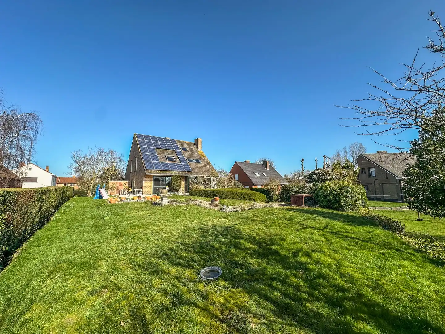 Hoofdfoto van de publicatie: Zeer ruime villa met 4 slaapkamers, grote tuin  (869m²) en volledig onderkelderd.