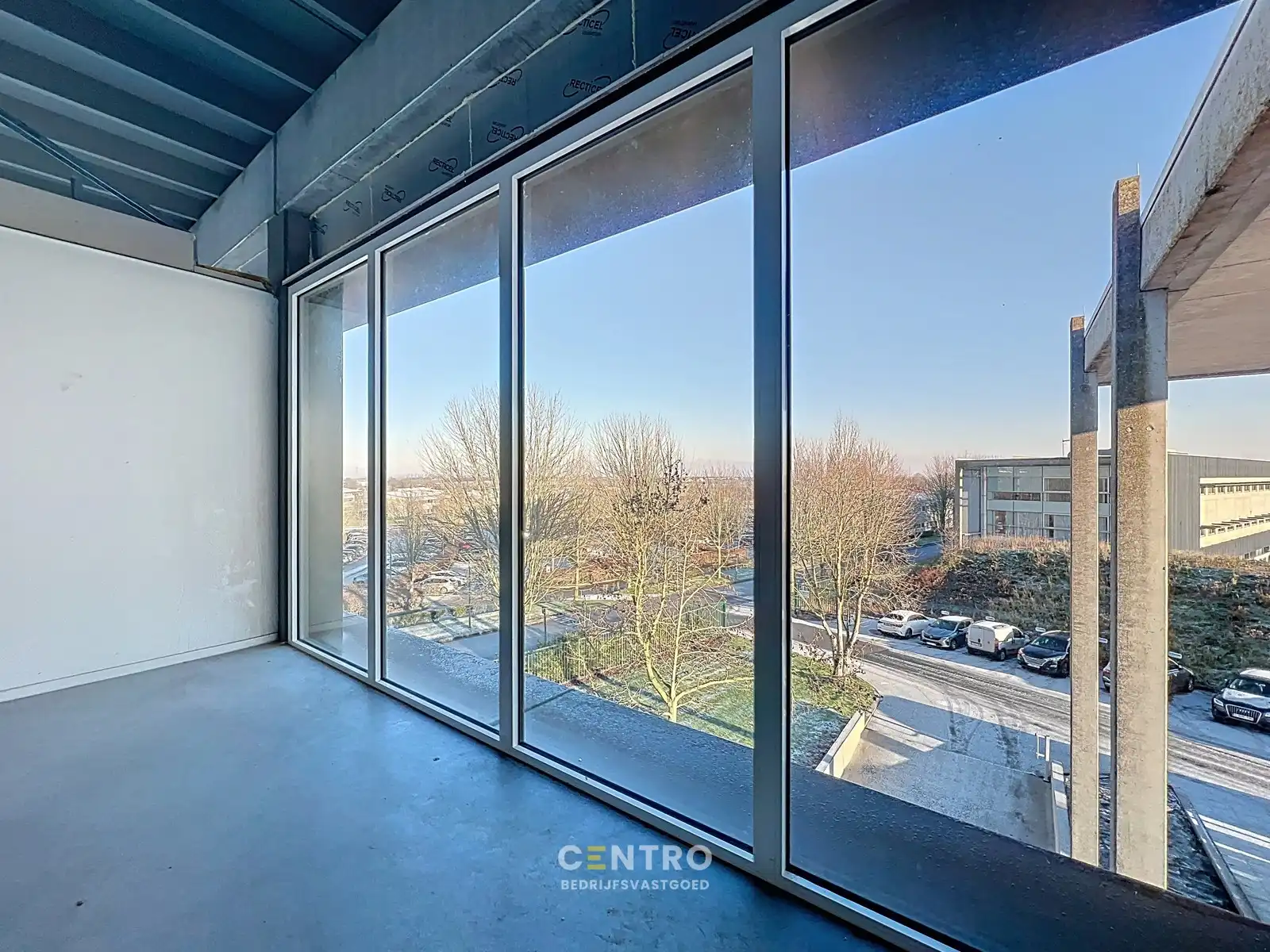 Energiezuinige, vernieuwde SERVICED kantoorruimte met mogelijkheid om een MAGAZIJN (215m²) bij te huren op Ieper Business Park! foto 20