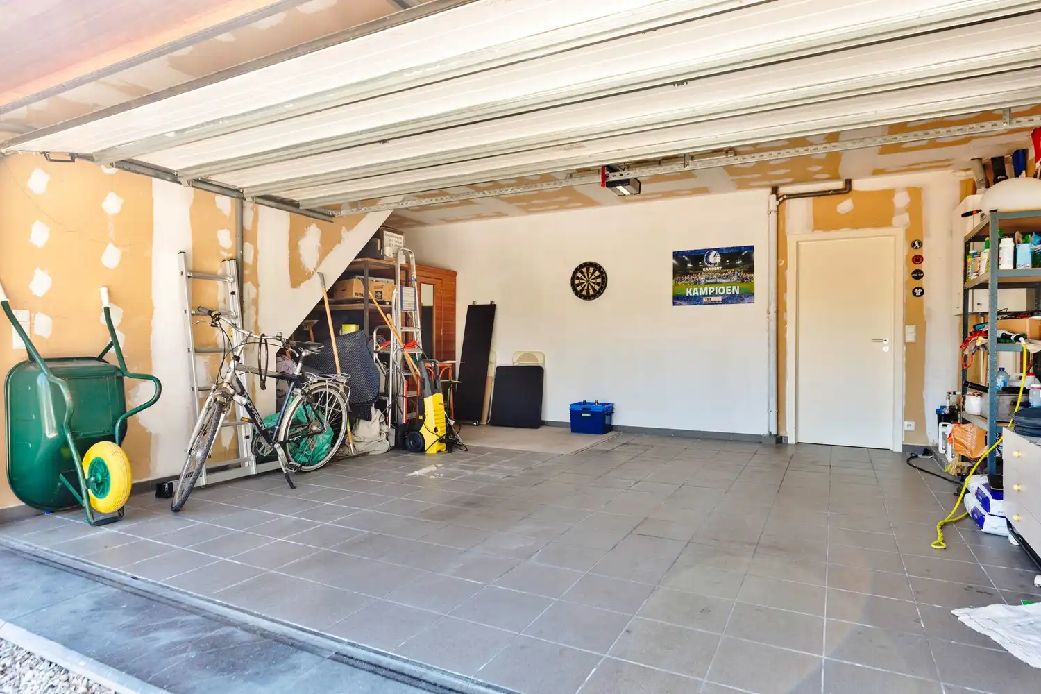 Residentieel gelegen villa met buitenzwembad, grote tuin en privacy. foto 20