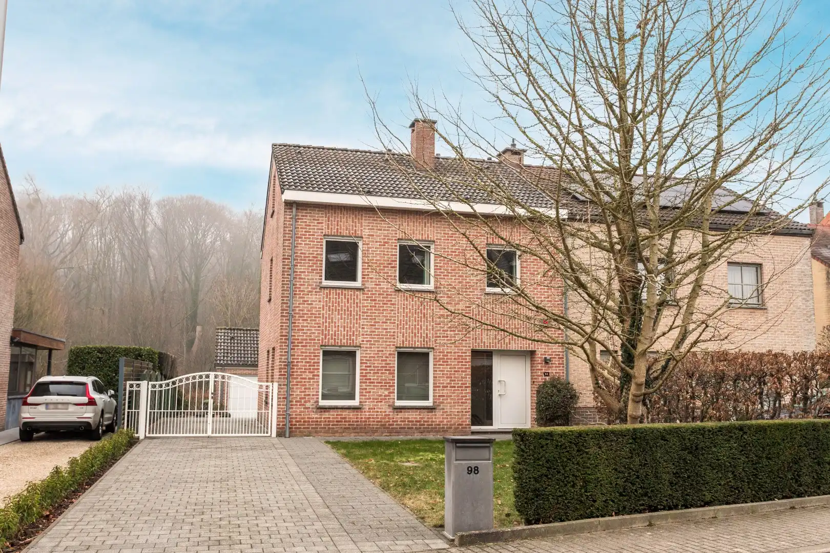 Instapklare woning 3 slpks, garage en ruime tuin (8,8are) foto {{pictureIndex}}
