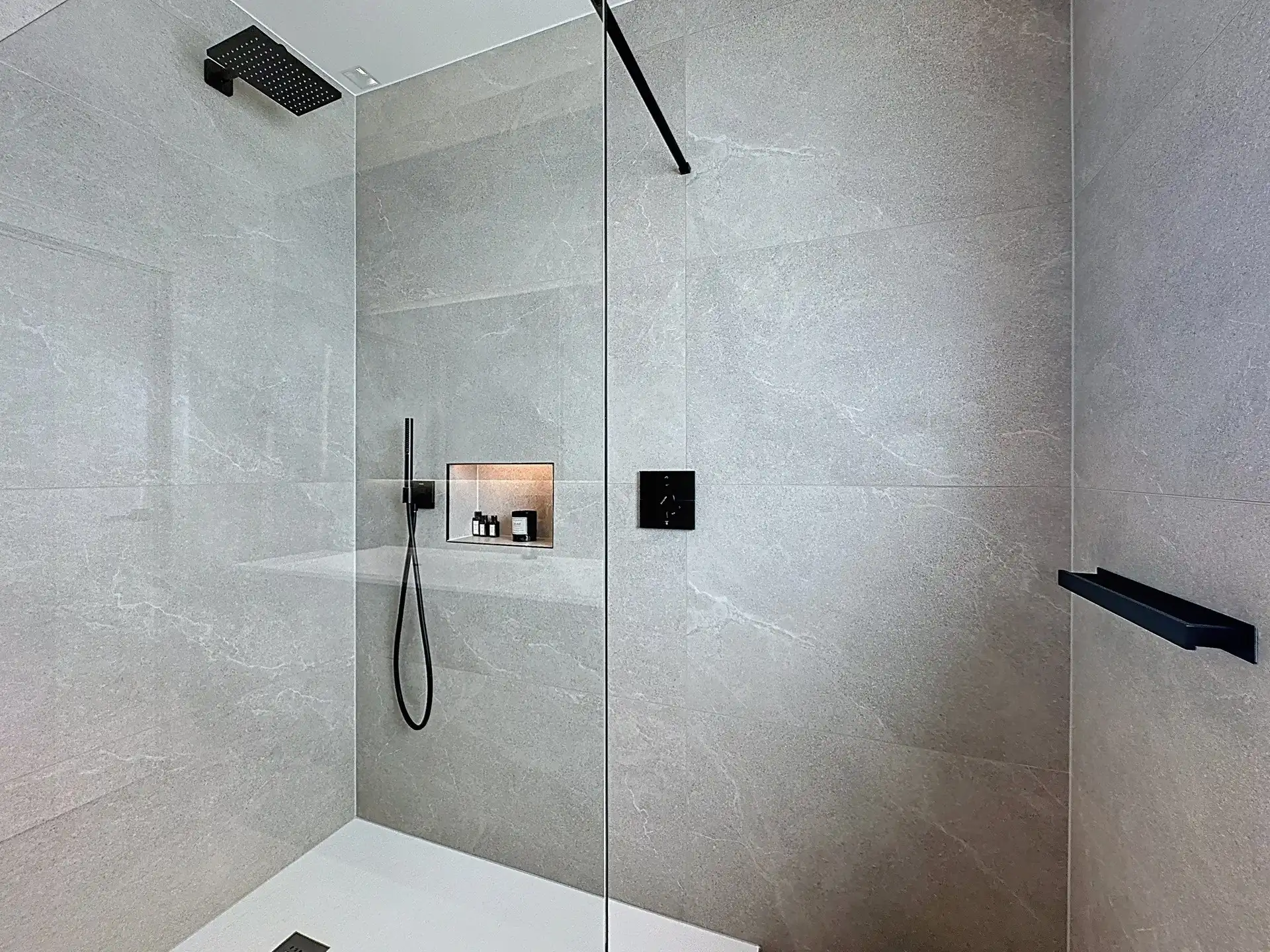 Ruime, luxueuze open bebouwing met 4 slaapkamers, 2 badkamers en garage op een perceel van 741m².  foto 12