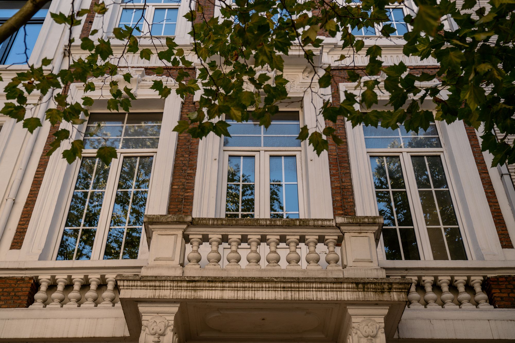 Appartement met terras en uitzicht op het eclectische Koninklijk Atheneum foto 13