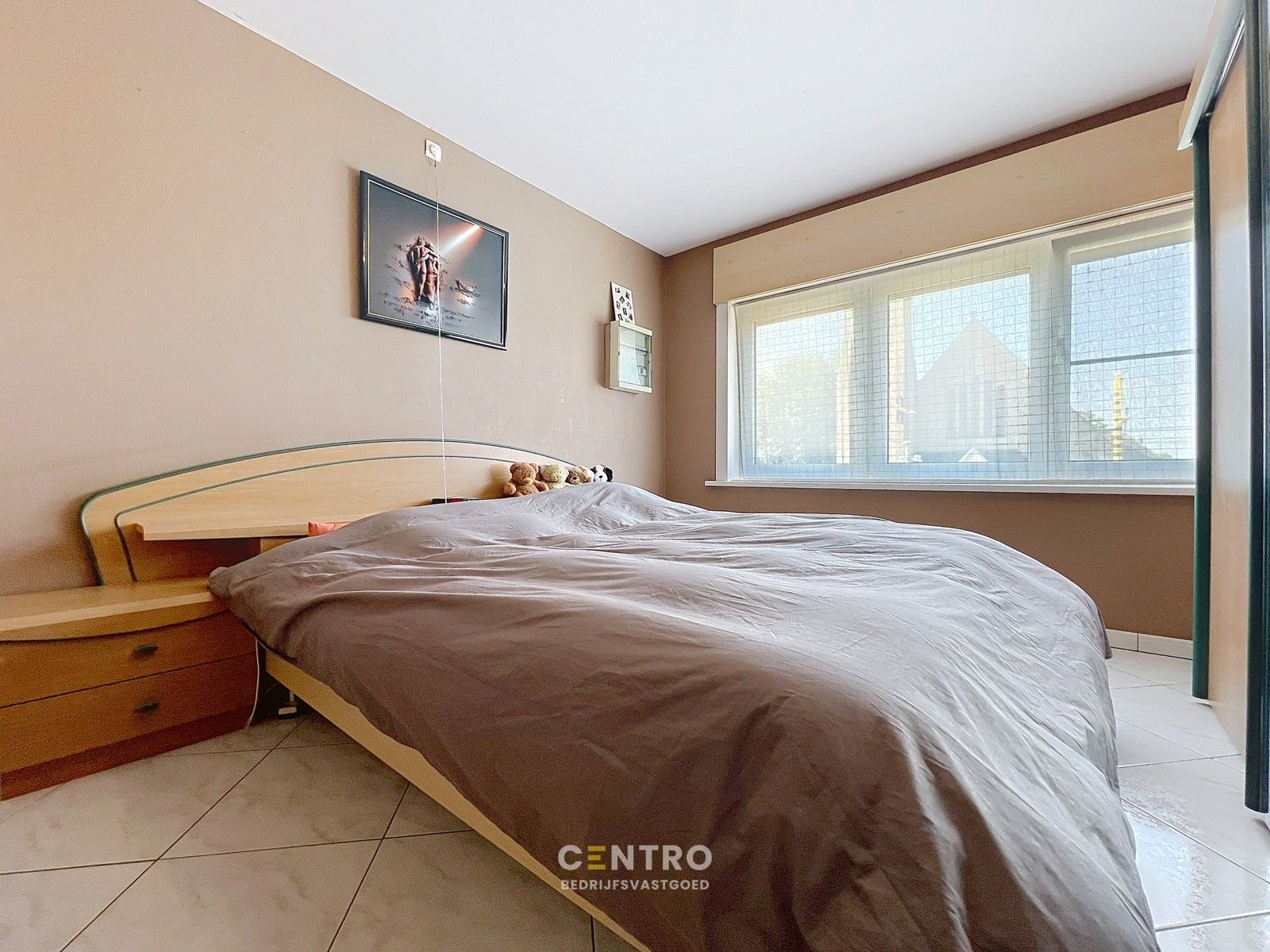 Woning met commerciële ruimte (eenvoudig om te vormen naar ruime leefruimte), 240m² bewoonbaar, extra tuinbergingen en DUBBELE garage te Torhout. foto 22
