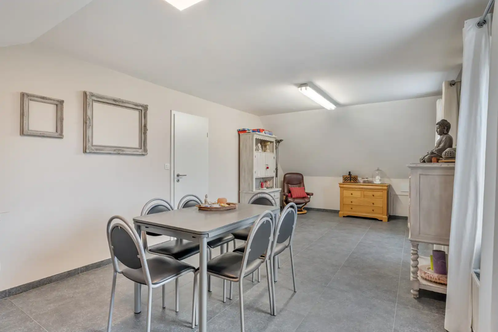 Zeer goed onderhouden en praktisch ingedeelde gezinswoning met 4 slaapkamers en prachtige tuin. foto 37