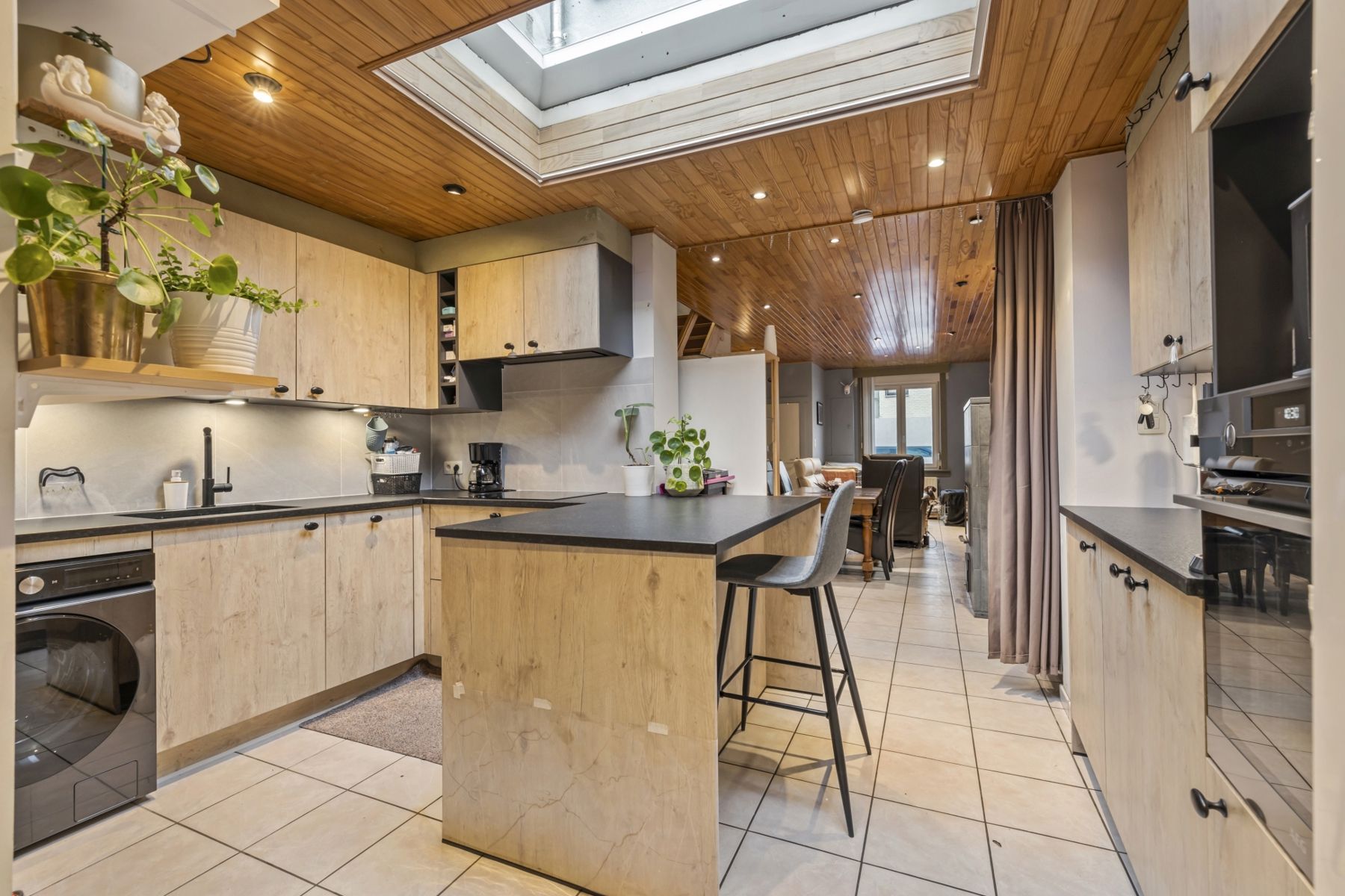 Energiezuinige, gerenoveerde rijwoning met tuin foto {{pictureIndex}}