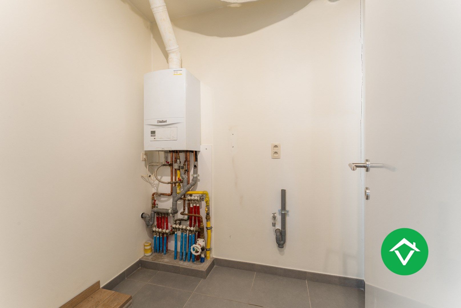 Recent, instapklaar appartement met één slaapkamer, ruim terras en autostaanplaats te Roeselare foto 20
