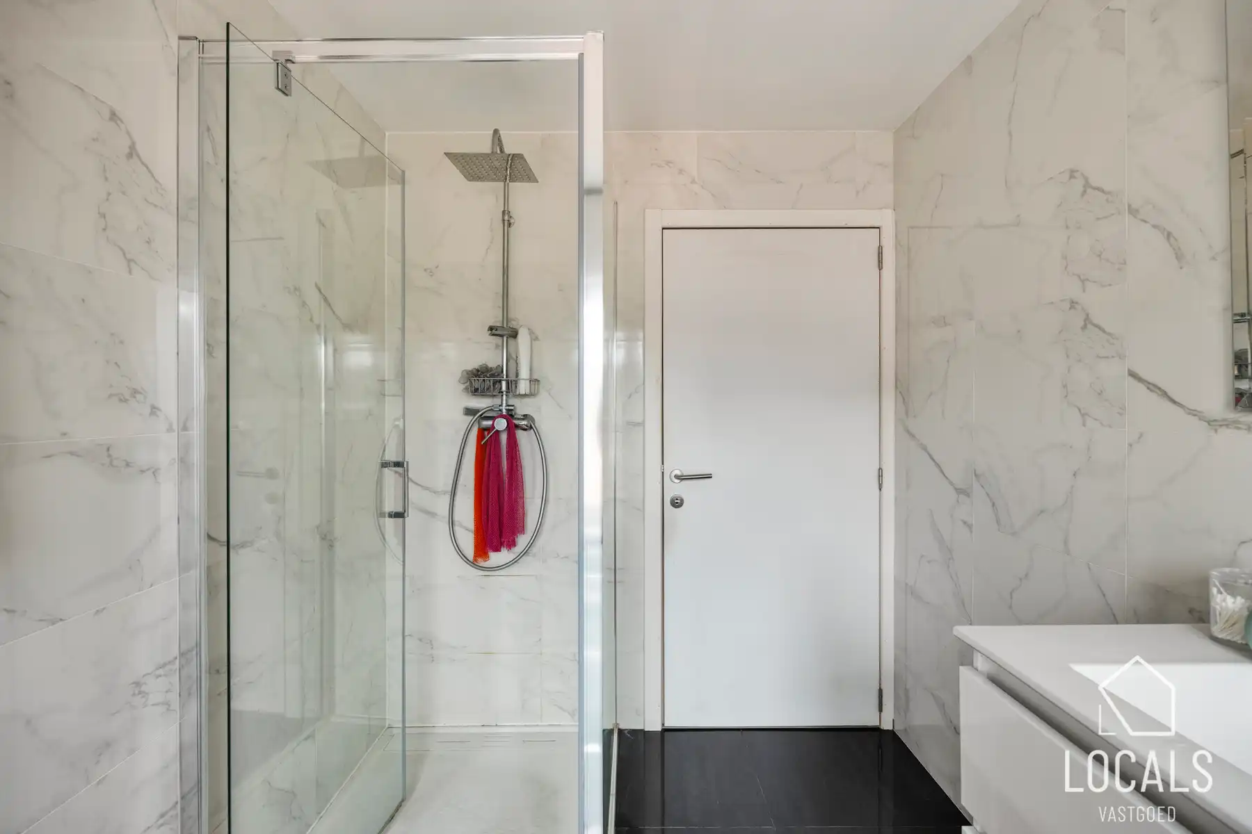 Instapklare woning met 5 slaapk., 3 badkamers en tuin foto 16