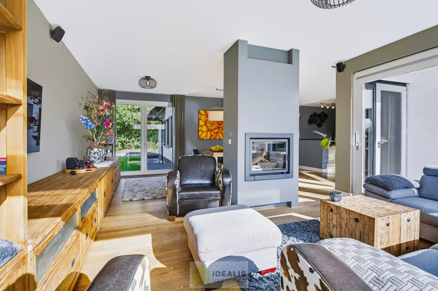 IDEALIS VASTGOED – EEN HUIS OM VERLIEFD OP TE WORDEN! DEZE PRACHTIGE INSTAPKLARE (LEVENSBESTENDIGE) VILLA MET EEN HEERLIJKE LICHTRIJKE LEEFRUIMTE VOORZIEN VAN EEN OPEN KEUKEN, 5 SLAAPKAMERS, 2 BADKAMERS, EEN PERFECT AANGELEGDE TUIN IN ALLE PRIVACY, UITGERUST MET EEN GOED VOORZIENE BUITENKEUKEN EN BIJGEBOUWEN INGERICHT VOOR WELLNESS (HOT TUB) EN BERGRUIMTE! EEN MUST VISIT VOOR ZIJ OP ZOEK NAAR MOOIE HUIZEN! foto 19
