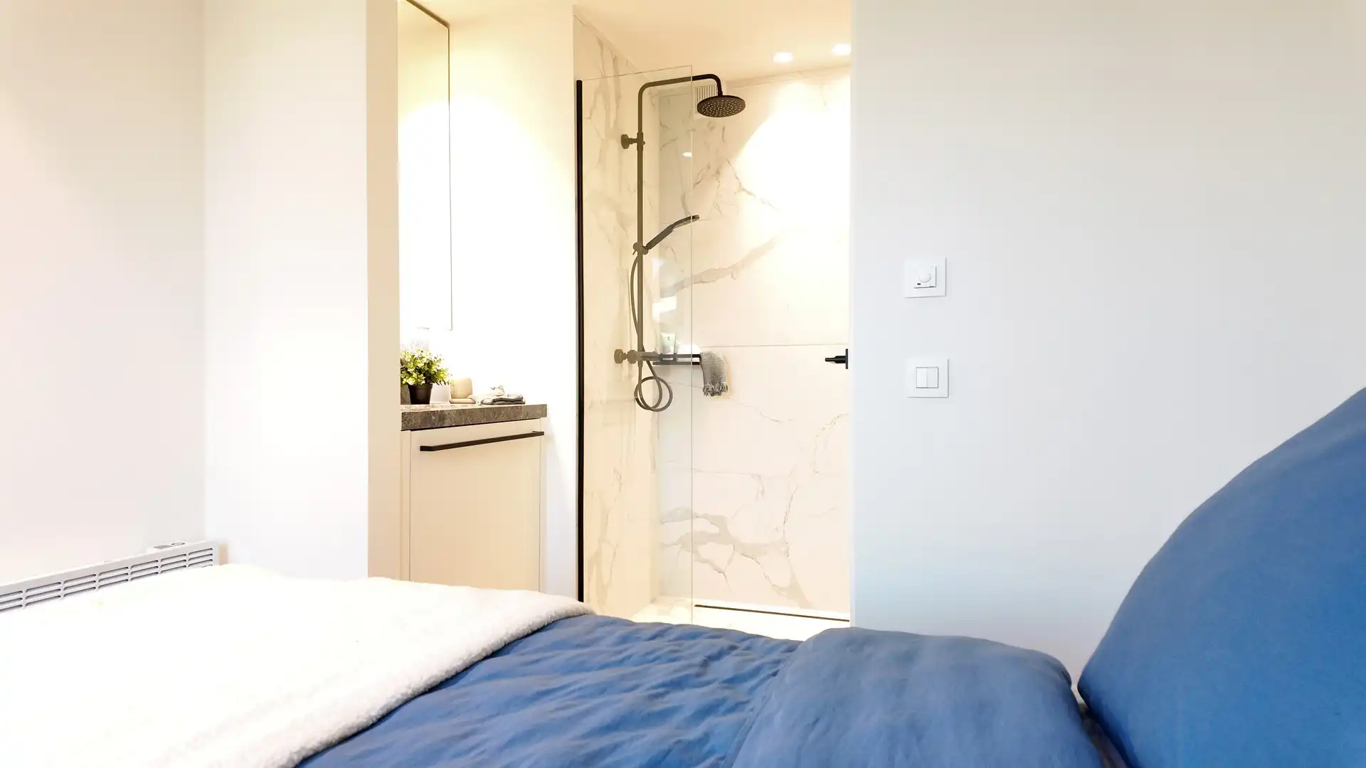 Gemeubeld: gerenoveerd appartement vlakbij de zeedijk met prachtige terrassen foto 12